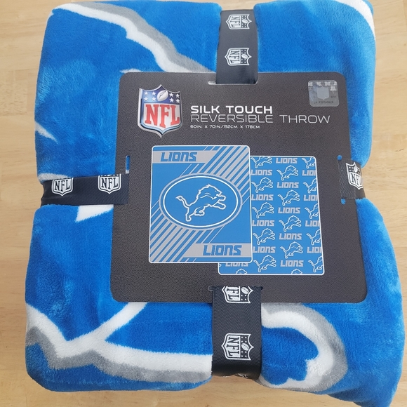 NHL Other - NWT Detroit Lions Silk touch reversible throw